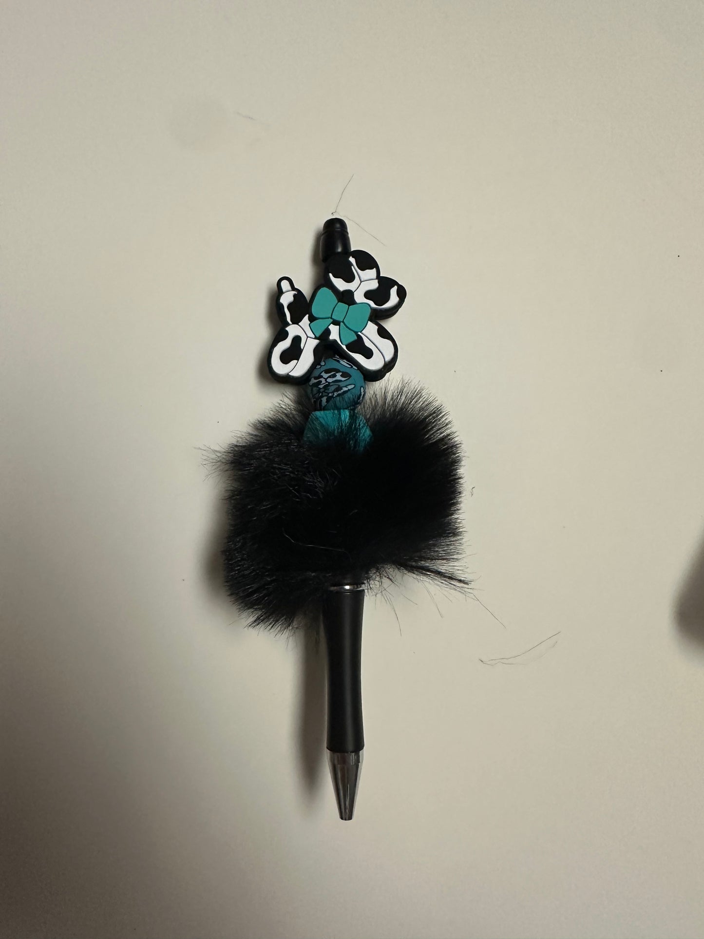 Black fluffy pen with balloon dog focal