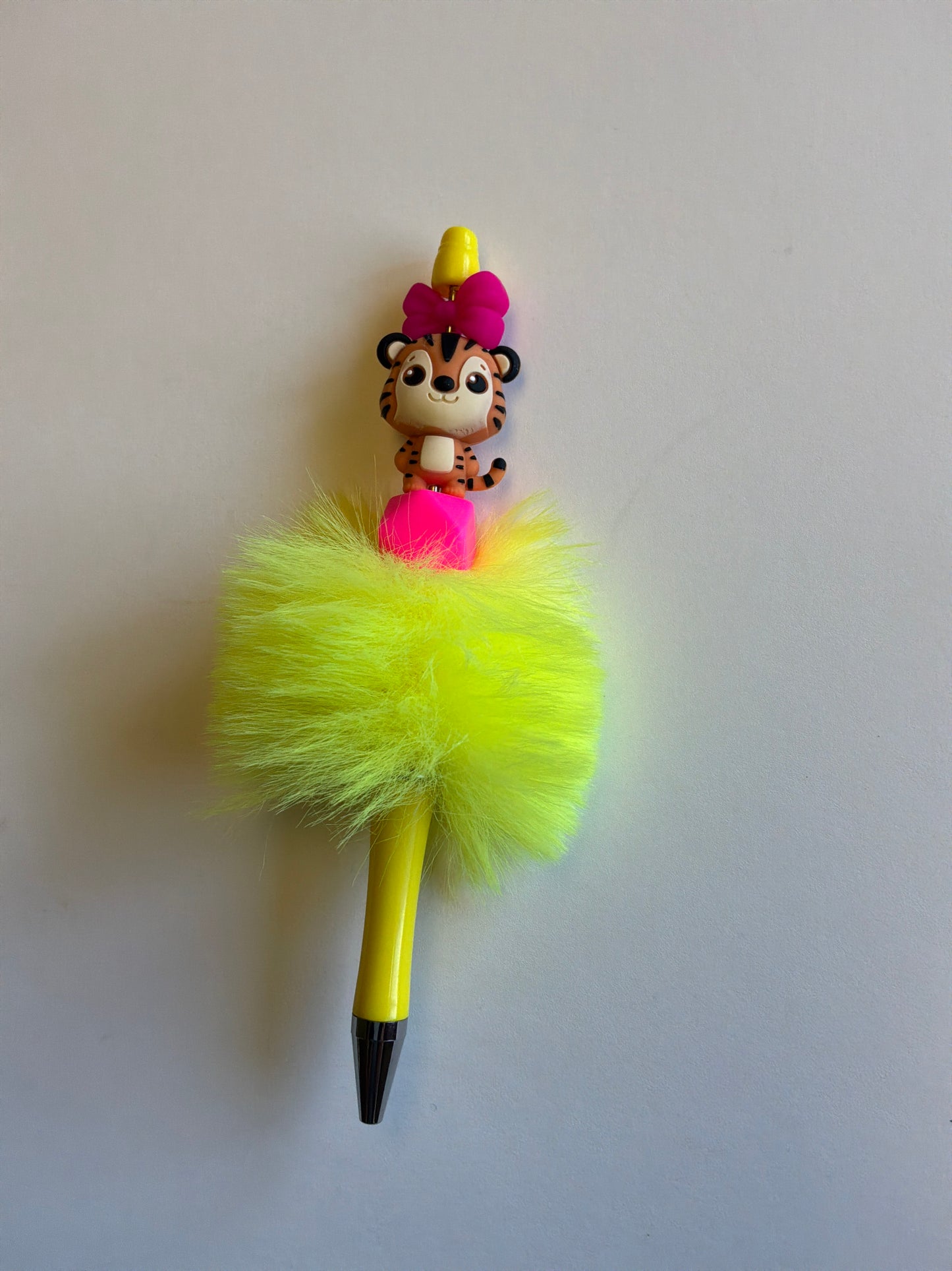 Beaded tiger with pink bow on yellow fluffy pen